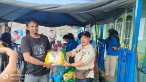 UT Tanjabbar Serahkan Bantuan Sembako Korban Kebakaran Kampung Nelayan