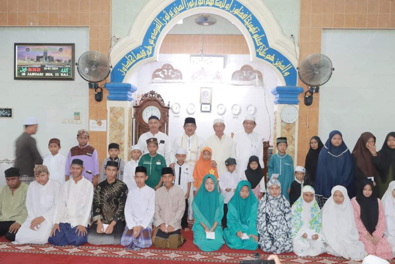 Bupati Tanjabbar  Safari Subuh di Masjid Sabilah Muhtadin Bengkinang