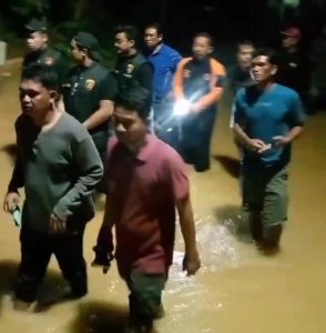 BPBD Tanjabbar Terjunkan Personil Evakuasi Korban Banjir Batang Asam