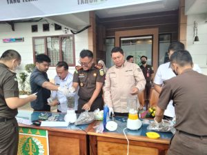 Wabup Hairan Saksikan Pemusnahan Barang Bukti Hasil Tindak Pidana Umum di Kejari Tanjabbar