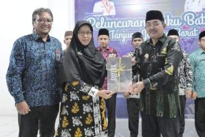 Bupati Tanjabbar Resmikan Peluncuran Buku Batik Serta Berikan Bantuan Pada Perpustakaan Desa