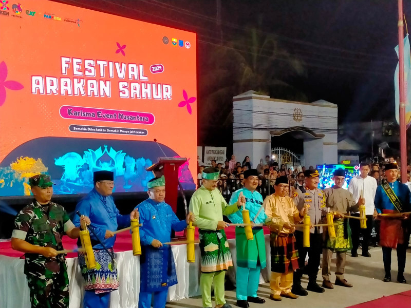 Lepas Peserta Festival Arakan Sahur, Sandiaga Uno Kembali Apresiasi Pemkab Tanjabbar