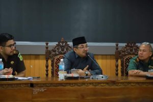 Bupati Tanjabbar Pimpinan Rapat Percepatan Penanganan Konflik Sosial Kelompok Tani dan PT Kausar