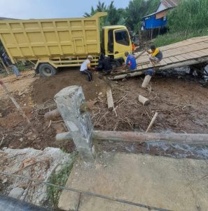 Jembatan Darurat Proyek  Parit 5 Pembengis Ambruk, Satu Mobil Nyaris masuk Sungai