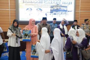 Bupati Tanjab Barat Lepas 398 Jamaah Haji, Titip Doa ntuk Kemajuan Kabupaten