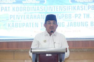 Pengelola PBB-P2 Terbaik Tahun Ini, Bupati Tanjabbar Berikan Penghargaan