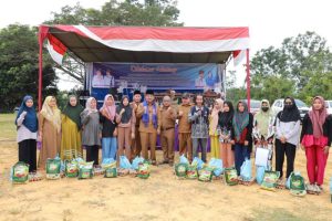 Bupati Tanjabbar Berikan Sentuhan Kasih di Tiga Kecamatan