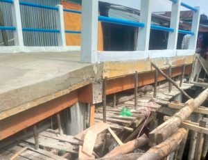 Telan Dana Ratusan Juta, Diduga Proyek Jembatan Pasar Teluk Dikerjakan Asal Jadi