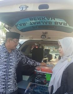 Bupati UAS dan Ketua TP PPK Tanjabbar Serahkan Bantuan Ambulance dan Mesin Parut Kelapa