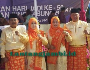Bupati UAS Didampingi Ketua TP PKK Pimpinan Upacara Peringatan HUT Tanjabbar Ke 59