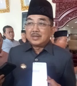 Pemkab Respek Terhadap Cuaca Ekstrim, Melalui Baksos Bupati UAS Salurkan Air Bersih Ke Warga Tanjabbar