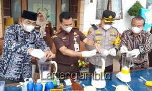 Bupati Anwar Sadat Saksikan Langsung Pemusnahan Barang Bukti di Kejaksaan Negeri Kualatungkal