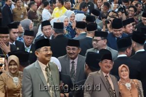 Bupati Tanjabbar Didampingi Ketua TP-PKK Hadiri Rapat Paripurna DPRD Provinsi Jambi
