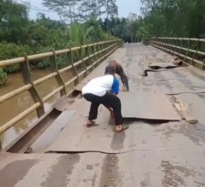 Warga Keluhkan Lantai Jembatan Harmoko Rusak, Apri Dasman: Tahun Ini Direhab Sedang Proses Tender