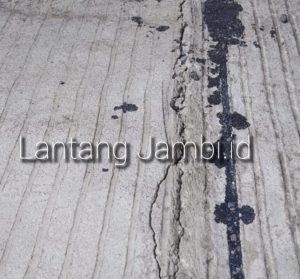 Telan Dana Pantastis, Proyek Right Beton Dalam Kota Kualatungkal Mulai Retak