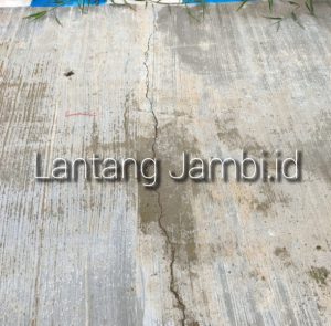 Diduga Milik Oknum Anggota Dewan, Baru Selesai Dikerjakan Proyek Dana Kelurahan Retak 