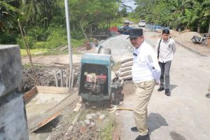 Pastikan Kualitas Pengerjaan Jembatan, Bupati Tanjabbar Tinjau 13 Titik Oprit Jembatan Lintas Roro