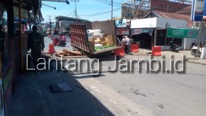 Mobil Truk Terperosok, Lalulintas Jalan Sriwijaya Kualatungkal Terganggu 