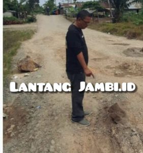 Diduga Aktivitas Kendaraan PT Pelda Indo Mulia Bertonase Besar, Akibatnya Jalan Desa Sungai Gebar Rusak Berat