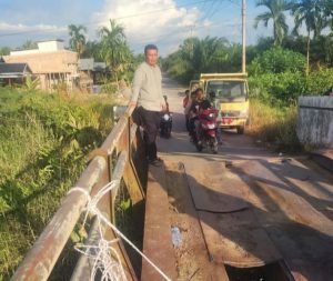 Wabup Katamso Tinjau Langsung Perbaikan Jembatan Penghubung di Desa Kemuning