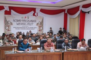 Bersama Forkopimda, Anggota dan Masyarakat Kapolres Tanjabbar Gelar Nobar Pagelaran Wayang Kulit Dalam Rangka Hari Bhayangkara ke 79 