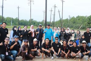 Meriahkan HUT RI dan Hari Jadi Tanjabbar, Wabup Katamso Hadiri Lomba Panjat Pinang 