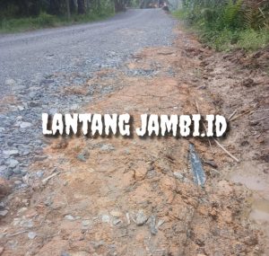 Diduga Curang !! Proyek Peningkatan Jalan Parit 4 Darat Tak Sesuai Bestek 