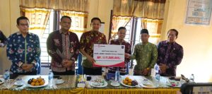 Mewakili Bupati, Sekda Tanjabbar Salurkan Bantuan CSR Untuk Korban Bencana 