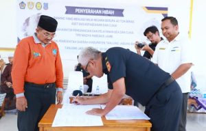 Bupati Terima Hibah 40 Ton Beras dari Bea Cukai Untuk Ponpes Tanjabbar 