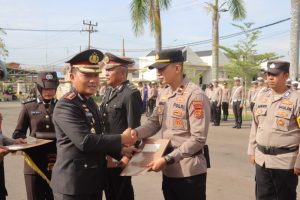 Moment Hari Kesaktian Pancasila, Kapolres Tanjabbar Berikan Penghargaan 
