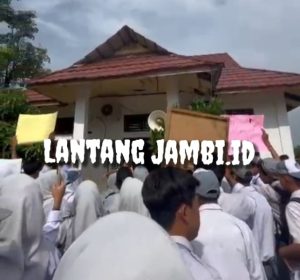 Dampak Minim Sanpras !! Siwa SMKN 7 Tanjabbar Demo Tuntut Kepsek Mundur 