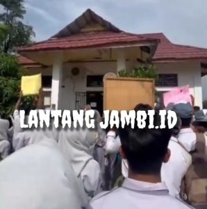 Minta Kepsek Diganti Belum Terpenuhi, Ratusan Siswa SMKN 7 Tanjabbar Mogok Belajar 