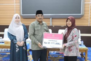 Bupati Tanjabbar Salurkan Bantuan Beras Fortivit untuk Anak Stunting dan Bantuan ATENSI Kemensos  