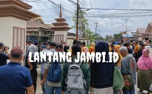 Tuntut Batalkan Laporan PT DAS, Ratusan Masyarakat Badang Aksi Damai di Polres Tanjabbar 