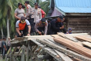 Kembali Tunjukan Aksi Nyata, Polres Tanjabbar Renovasi Jembatan Desa Kuala Baru 
