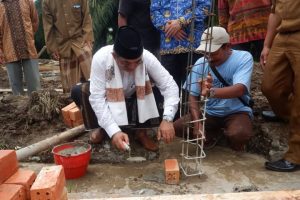 Wujudkan Pendidikan Berkualitas, Bupati Anwar Sadat Letakan Batu Pertama Pembangunan Madrasah Betara