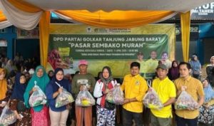 Bersama Partai Golkar, Ketua Komisi II DPRD Tanjabbar Gelar Pasar Murah