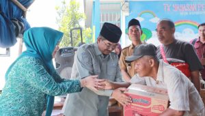 Didampingi Ketua TP PKK, Bupati Anwar Sadat Salurkan Bantuan Korban Kebakaran Teluk Nilau 