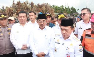 Tinjau Lokasi Kebakaran Teluk Nilau, Gubernur Jambi Bersama Bupati dan Wabup Tanjabbar Serahkan Bantuan 