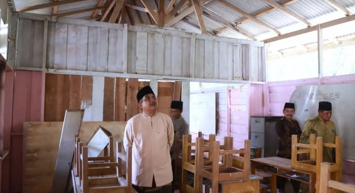 Tinjau Kondisi Madrasah Ul Imam, Bupati Anwar Sadat Salurkan Bantuan 