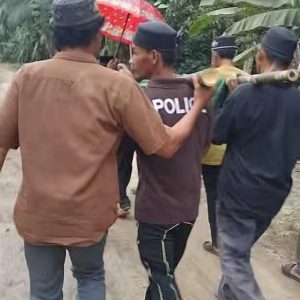 Buruknya Akses Jalan, Warga Sungai Rejo Harus Berjalan Kaki 5 KM Bawa Jenazah ke Pemakaman 